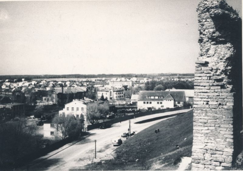 Foto. Haapsalu rajooni algklasside õpetajate ekskursioon Põhja-Eestisse 24.-25.05.1965.a. Vaade Rakvere Vallimäelt linnale. Foto: Ilmarine Möldri.