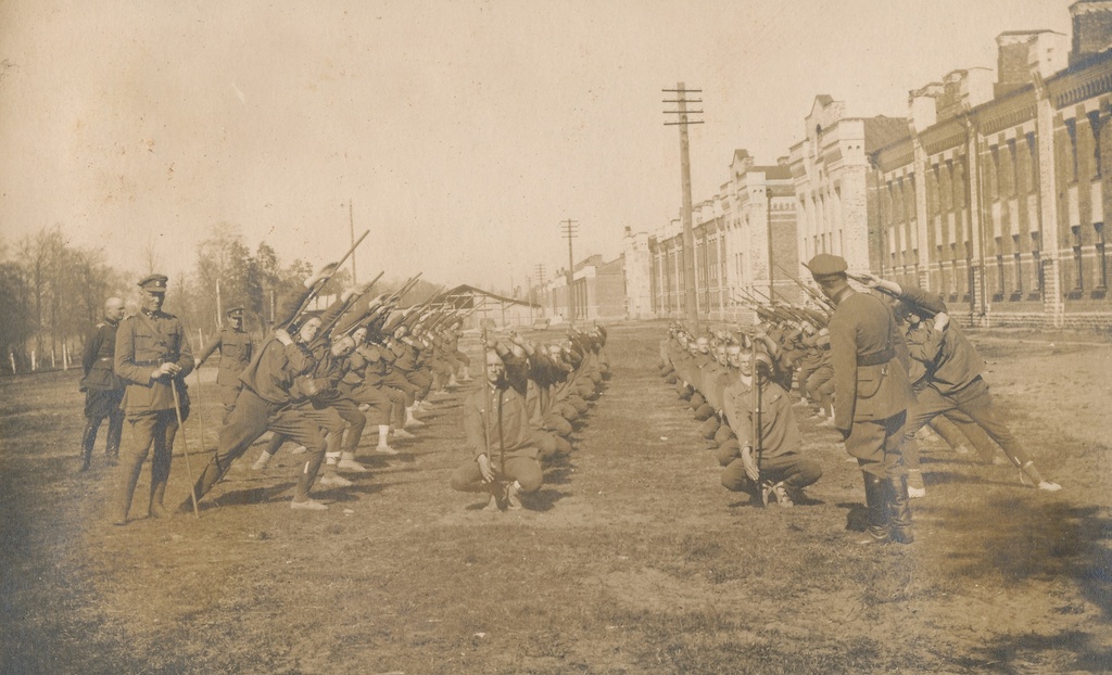 foto, Sõjakooli kadetid lahingu harjutusi tegemas.