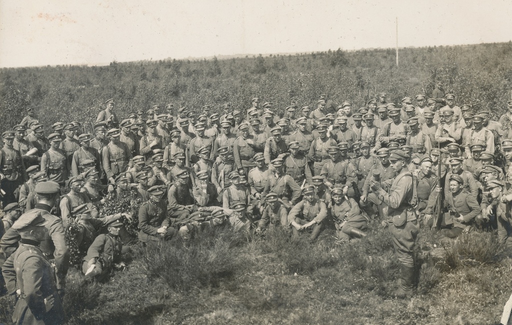 foto, Eesti sõjaväelased loengut kuulamas looduses.