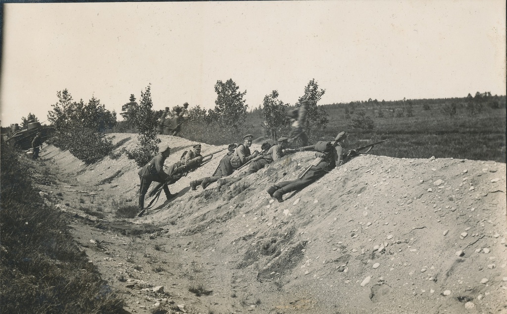 foto, Eesti sõjaväelased püssist laskmisharjutusi tegemas.