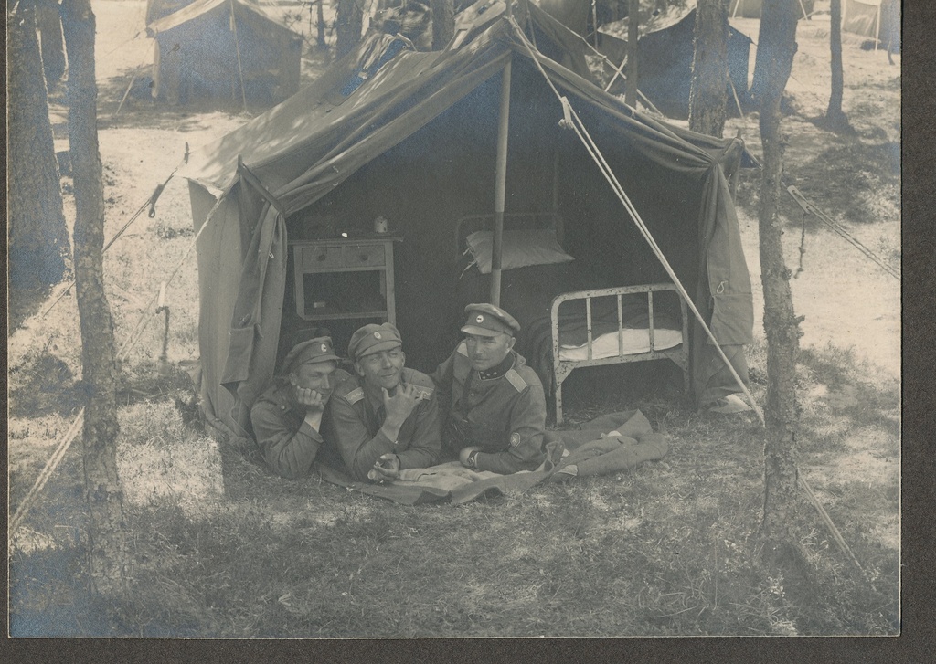 foto, Eesti sõdurid väikeses telgis, sõjaväe laagris.