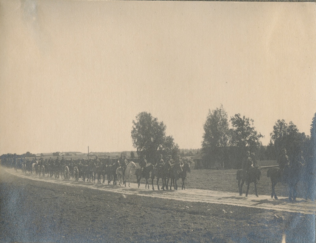 grupifoto, grupp sõdureid hobuste sadulas ja koos moonavankritega.