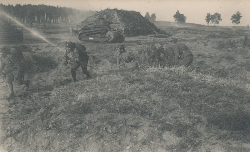Poola armee tanki Renault FT 17 koos jalaväega õppustel.