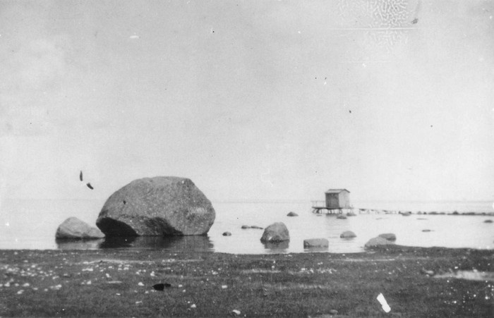 Large stone and swimming pool (some Sauna) Beach of Kärdla