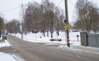 Karlova. Tähe t. vaade (Pargi ja Päeva t vaheline lõik). Tänaval voorimees (troska), autod, inimesed, munakivisillutis.
Tartu, ca 1936. rephoto