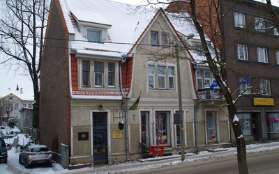 Karlova. Tähe 20 (tuntud apteegihoonena) ja sellest paremal kino "Ideal" (hiljem "Ideaal" ) sissepääsupaviljon. Tartu, 1926-1929. rephoto