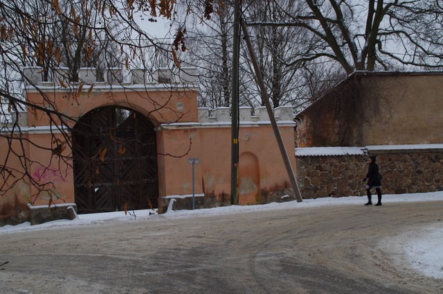 View of the gates of Karlova Manor rephoto