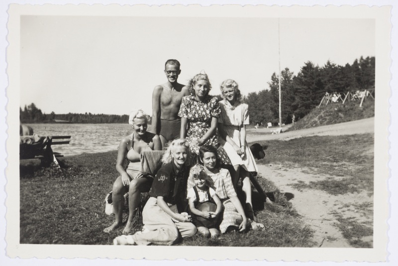 Seltskond suvitajaid Verevi järve ääres, u 1948