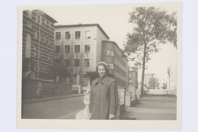 Endla Vallas Tallinnas kortermajade taustal  duplicate photo