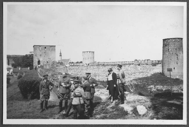 Kindral Laidoner, kindral Österman, Maria Laidoner ja teised ohvitserid Narvas või Jaanilinnas (?). juuli 1938