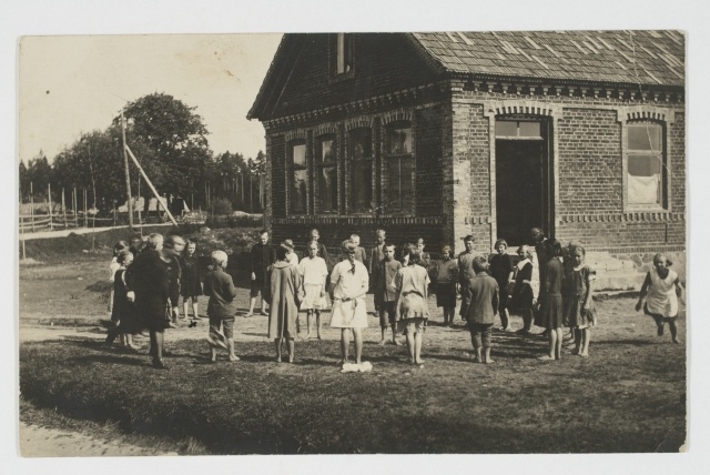 Lapsed koolimaja juures 1926.