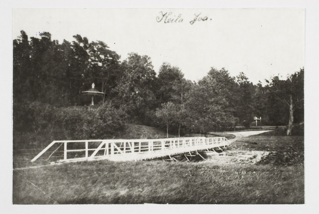 Keila-Joa Seenepaviljon ja hobusesild (talveks võeti sild ära).