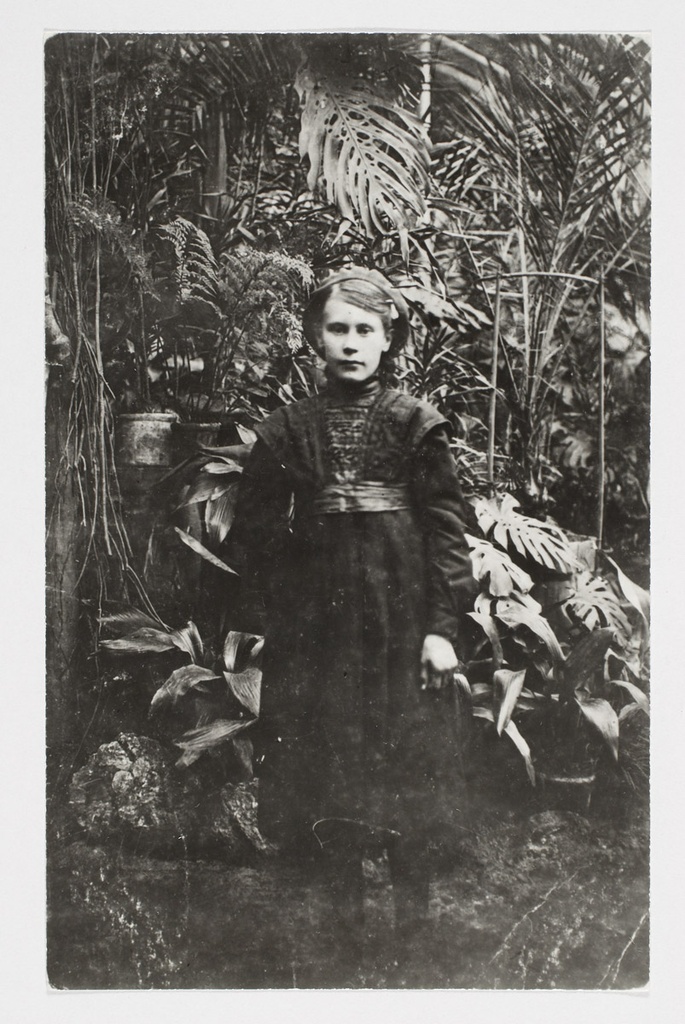 Keila-Joa. Castellani tütar Emilie Riemann kasvuhoones.