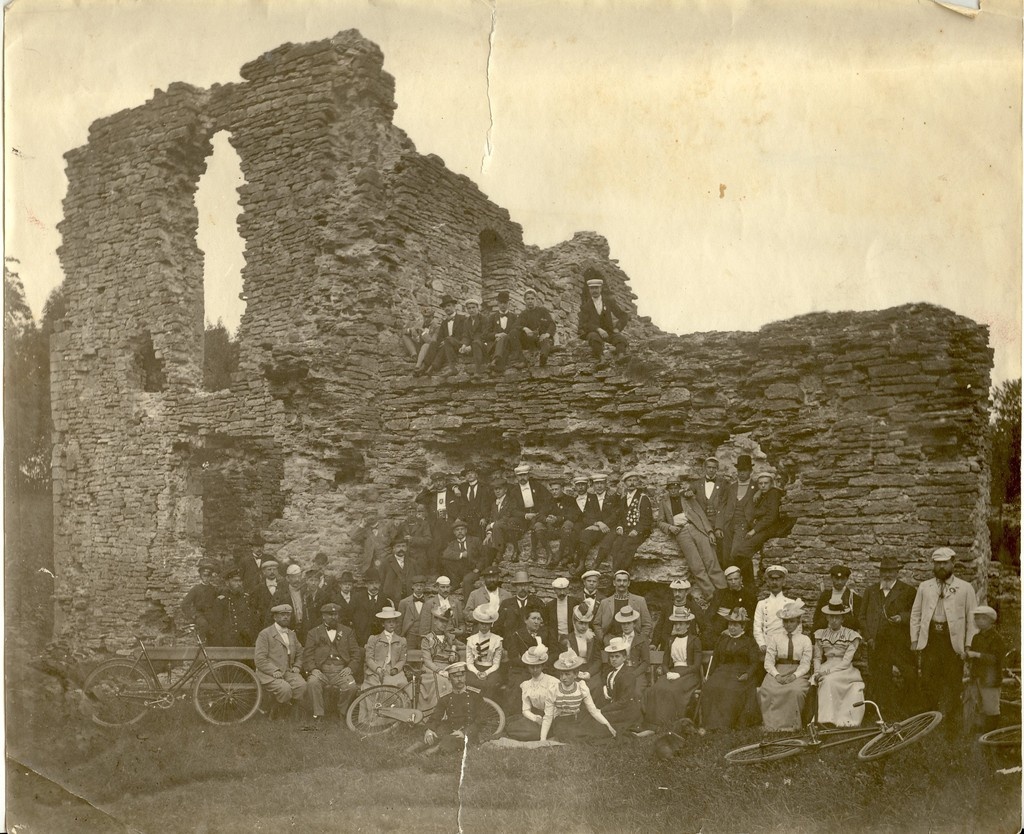 foto, varemed Paide Vallimäel 1899.a., pildil grupp inimesi