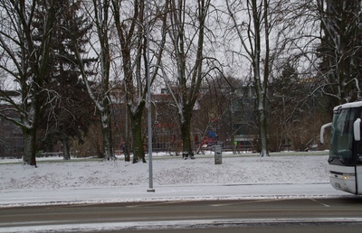 Tartu VTS aurupritside jaoskonna liikmed kolme aurupritsiga pritsimaja väravate ees rephoto