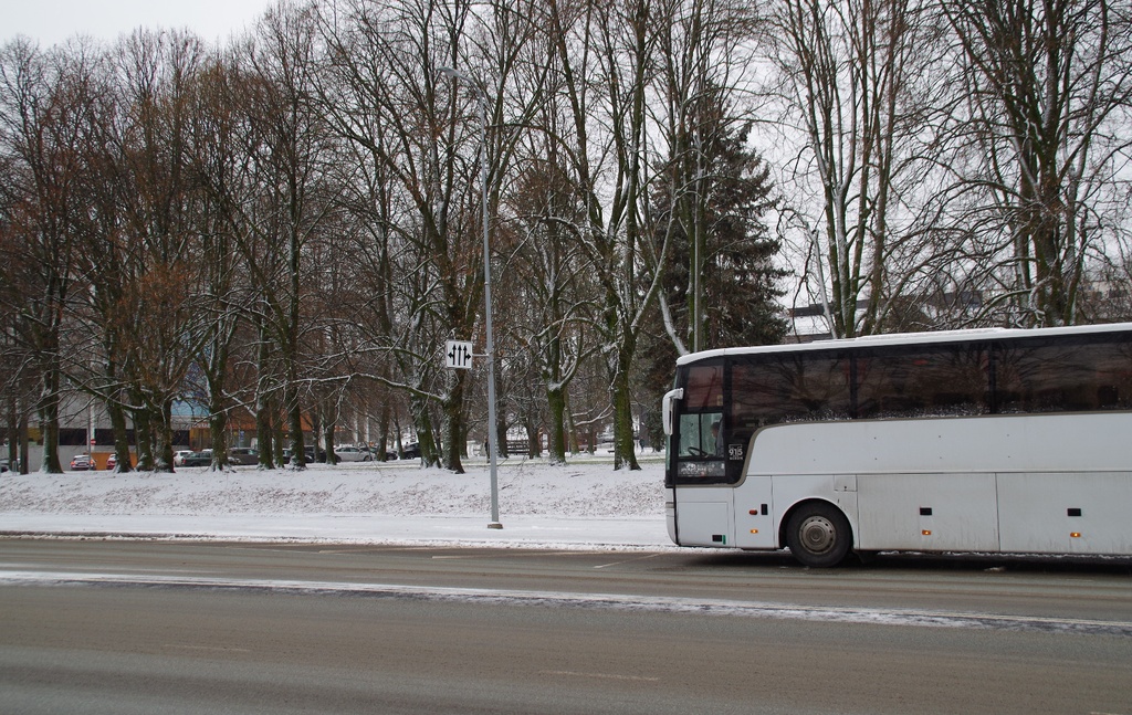 Tuletõrjujad veejugadega Tartu pritsimaja ees seltsi 60 aastapäeva puhul korraldatud manöövril rephoto