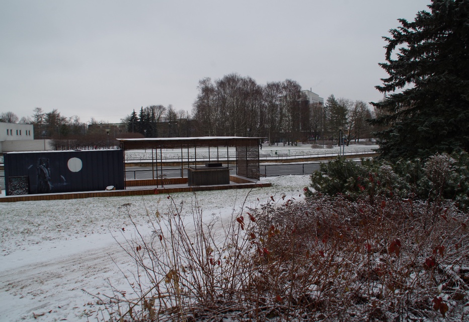 Tartu. Puudyers and wooden loads near Emajõe above Auriku Street rephoto