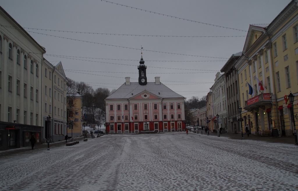 Tartu Raekoja plats ja raekoda, peal plakat XX.  Eesti Vabariigi 20. aastapäeva tähistamine. Tartu, 1938. rephoto