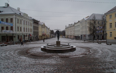 Tartu Raekoja plats.  Vaade raekoja juurest jõe poole; esiplaanil purskkaev, ca 1958. rephoto