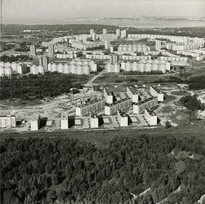 Õhuvaade Väike-Õismäele ja ehitusjärgus Astangu elamukvartalile  similar photo