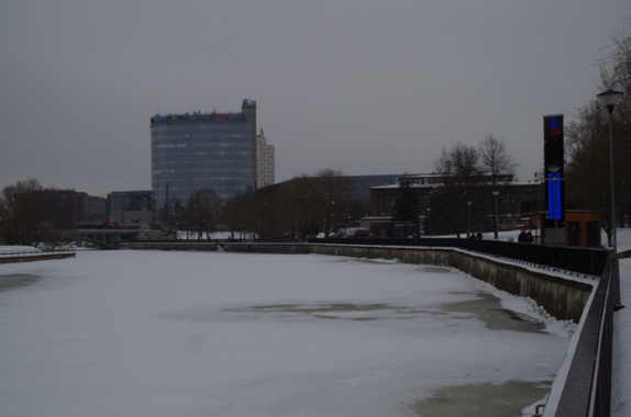 Öine vaade Kivisillalt: Emajõe paremkallas. Taga turuhoone, võõrastemaja Central. rephoto