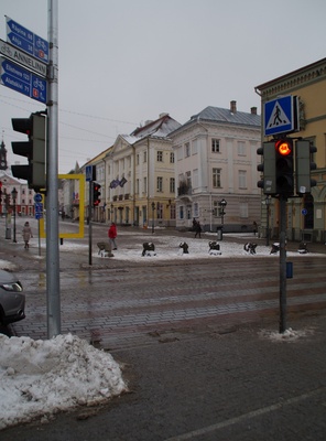 Tartu, the market at the river end of the Raekoja square. rephoto