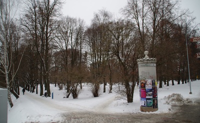 "Bellevue" hotelli hoone Raekoja ja Kalda t nurgal. Esiplaanil Kalda t poolne majakülg, millel on äride reklaamsildid: Raamatu, paberi, pappi ja kirjutusmaterjali kauplus. Wabriku ladu.  ; Puusärgi magasin. Tartu, 1932. rephoto