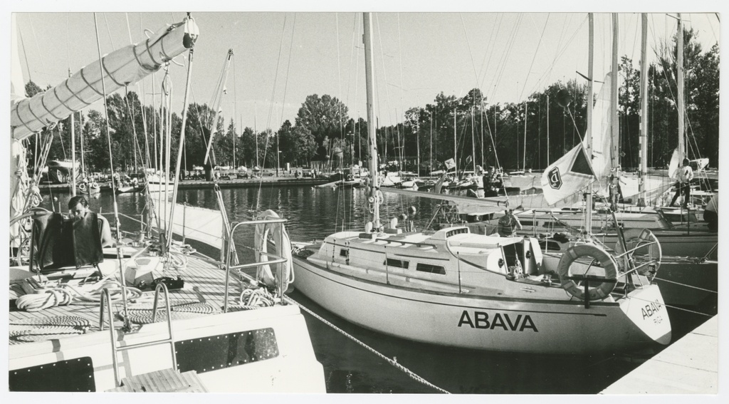 25. Muhu väina juubeliregatt: jahid enne starti Tallinna Olümpipurjespordikeskuse sadamas - esiplaanil Riia Daugava jaht "Abava"