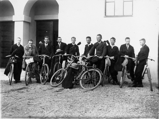 "Immaanueli kiriku" mandoliinide koor, grupp noormehi jalgratastega