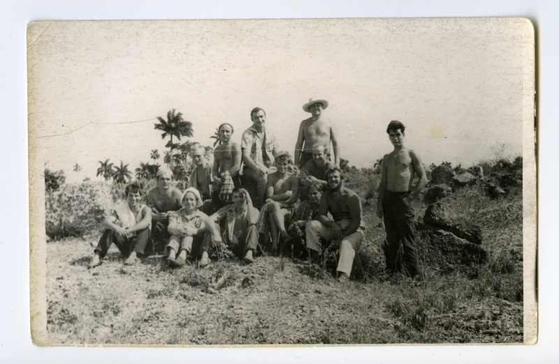 SRTR-9122 mehed Kuubal istumas kivisel metsalagendikul