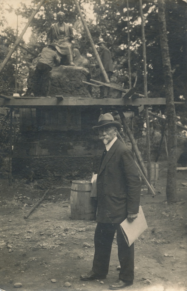 Foto. Professor Amandus Adamson Võru pargis juhendamas tema poolt Itaalias valmistatud Kreutzwaldi kuju paigaldamist.