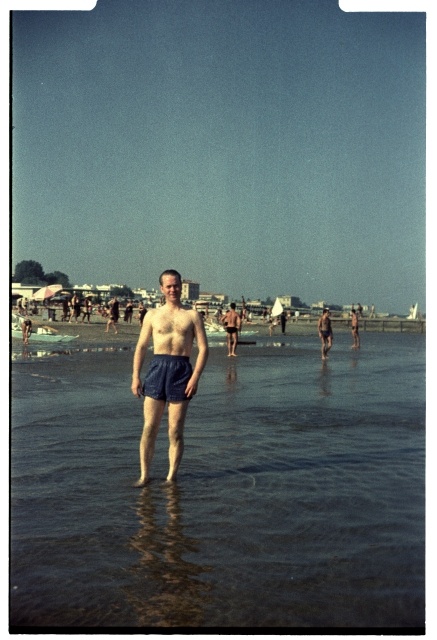 Hans Teetlaus supelpükstes Itaalias rannas