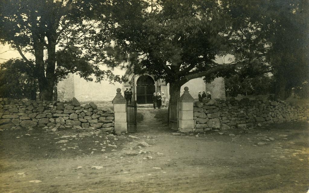 Valjala Martini kirik, vaade kiriku väravale ja esisele