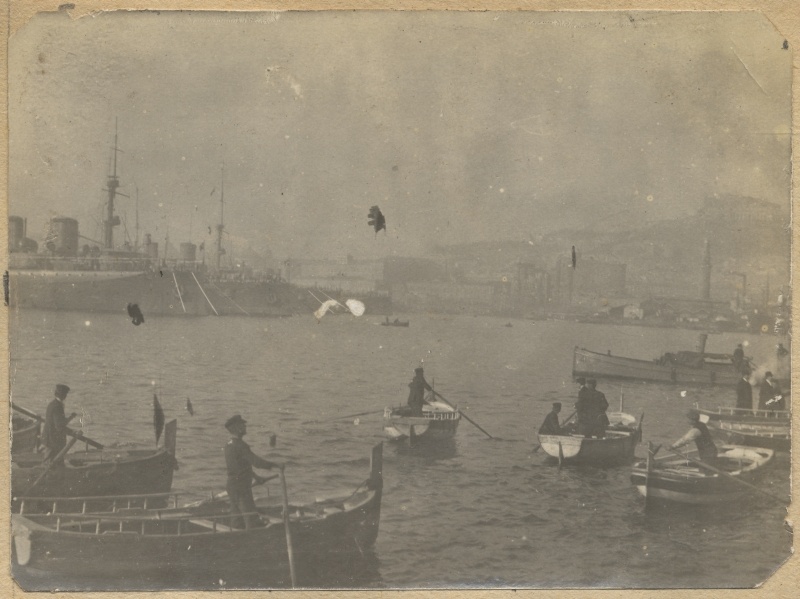 Aurulaevad ja sõudepaadid Napoli sadamas