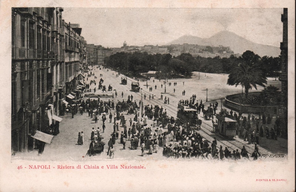 Mustvalge fotopostkaart Napoli linnavaatega.