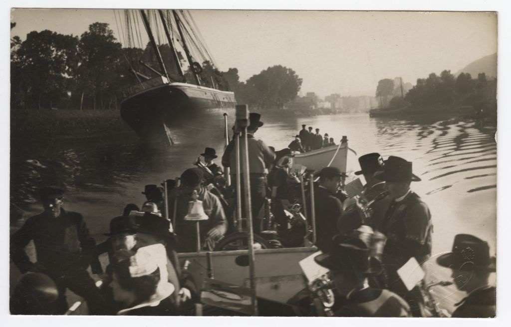 Mootorpurjekas "Marie"(?) mõõna ajal Prantsusmaal Quimperis. Esiplaanil laev puhkpilliorkestriga.