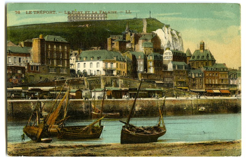 Vaade Le Tréport'i sadamale kaldaletõstetud purjepaatidega ning  tagaplaanil kõrguvatele kaljudele