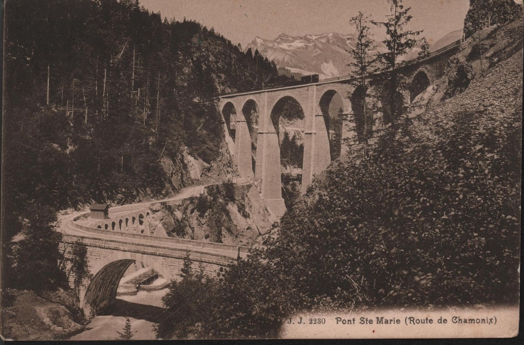 Mustvalge postkaart vaatega kaljudevahelisele sillale Prantsusmaal.