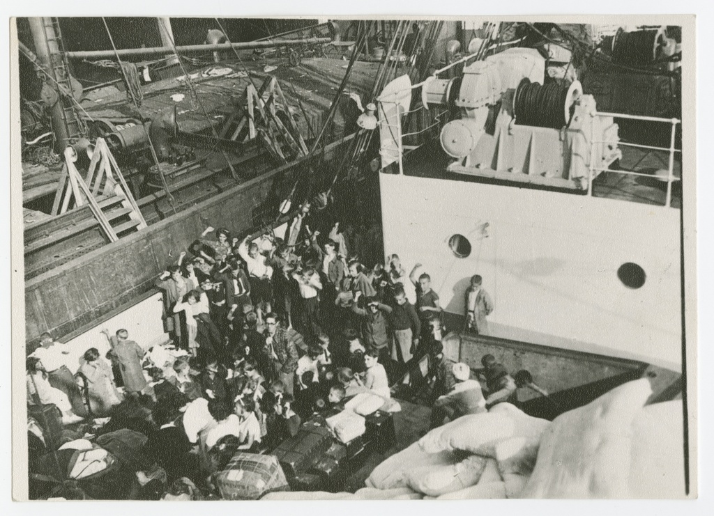 mootorlaev "Kooperaatsia" ühes Prantsusmaa sadamas, laeval suur grupp Hispaania lapsi