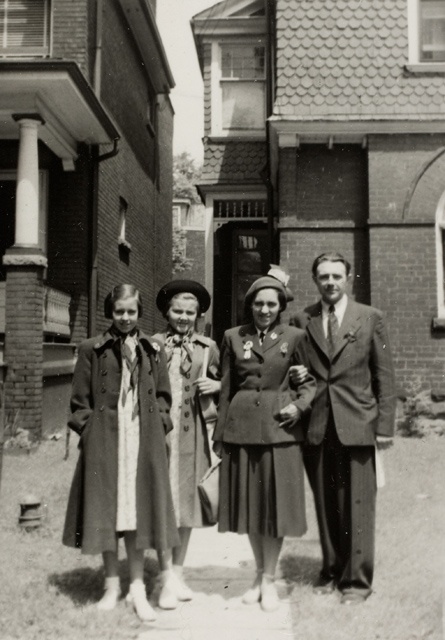 Perekond oma esimese Kanada kodu ees, Toronto, Simpson Dr.