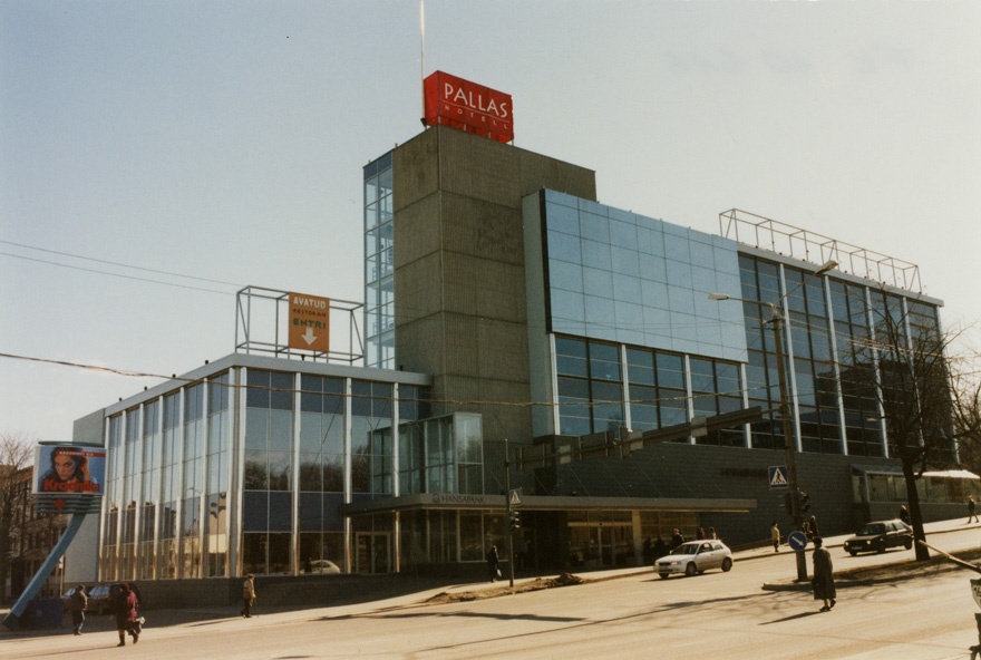Tartu teenindusmaja rekonstruktsioon hotelliks, eestvaade. Arhitektid Vilen Künnapu, Ain Padrik, Eero Palm