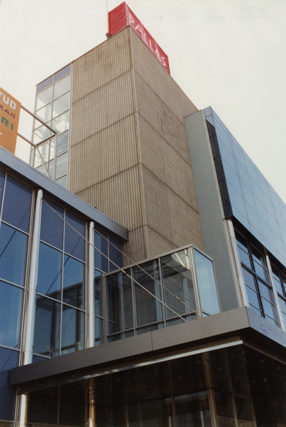 Tartu teenindusmaja rekonstruktsioon hotelliks, fassaadi detail. Arhitektid Vilen Künnapu, Ain Padrik, Eero Palm