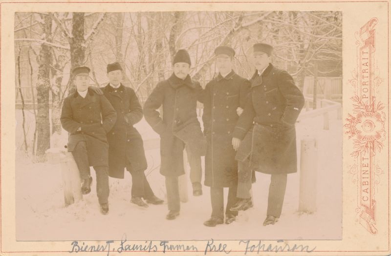 Foto. Grupp noori mehi raagus puude taustal talvel. Sünnipäevaseltskond 1894.