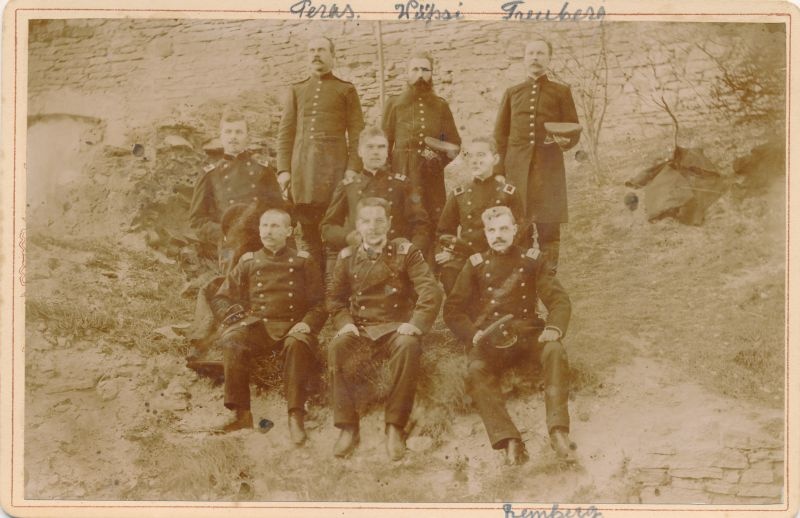 Foto. Grupp Haapsalu postitöötajaid linnusemüüri taustal.