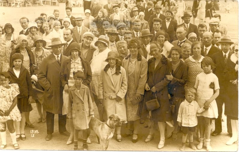 Foto. Postkaart. Rahvahulk promenaadil. 1930.