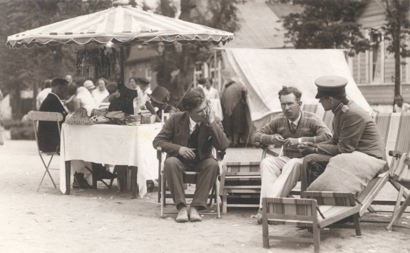 Foto. Heategevusmüük promenaadil, esiplaanil keskel istub linnapea Hans Alver.
Foto: J.Grünthal.