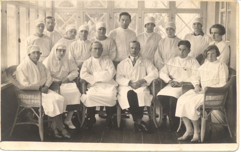 Foto. Läänemaa haigemaja personal verandal. Haapsalu, 26.06.1928.a.
Foto: J.Grünthal.
