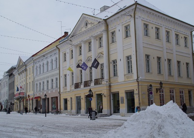 Tartu Suurturg 16,  Suurturg 14, Suurturg 12.  Ca 1900-1915.

(e. Tartu Raekoja plats 16, Raekoja plats 14,   Raekoja plats 12.) rephoto
