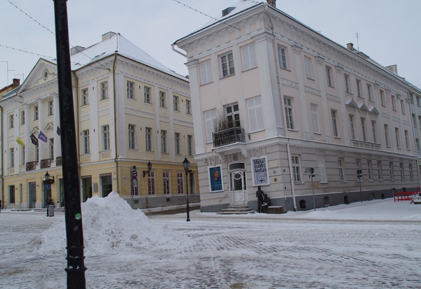 Raekoja plats 18 (viltune maja): Kivisilla apteek. Hoone enne restaureerimist Poola restauraatorite poolt. 26.03.1986. Foto Rein Treier. rephoto