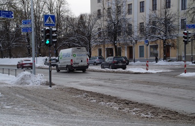 Tartu vabatahtlik tuletõrjeühing: paraad Söögiturul. Taga kaubahoov. Kõrvalmajal silt: A. Peterson; Restoran. Esiplaanil tuletõrjuja vormiriietuses mehed, käes ühingu lipp. Tartu, 1930-1940. rephoto